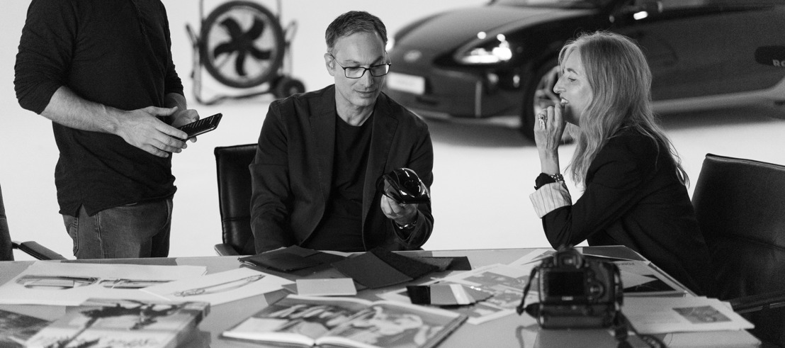 La photographe primée Esther Haase et le responsable du design de Hyundai, Eduardo Ramírez, parlent de la IONIQ 6 et du design lors d'une table ronde.