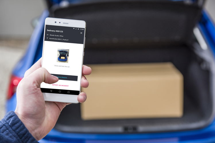 When an order is placed, the car’s location is displayed to
the courier via GPS for subsequent delivery. Using the app,
the courier is then granted one-time-only, secured access
to open the boot within a pre-defined time frame. They then
place the parcel in the boot, subsequently relock the
vehicle using the app and the customer is notified about
the successful delivery.