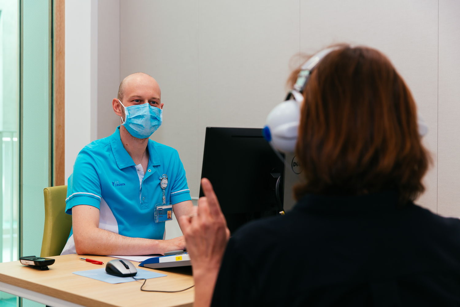 Audioloog test het gehoor van een patiënt (© UZ Leuven)