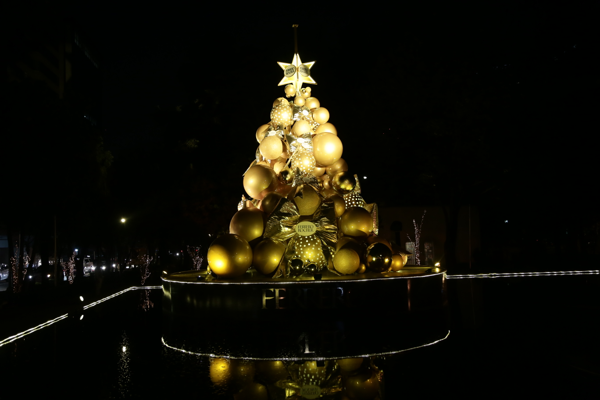 Ferrero Rocher encendió la Navidad Dorada en el corazón de Polanco