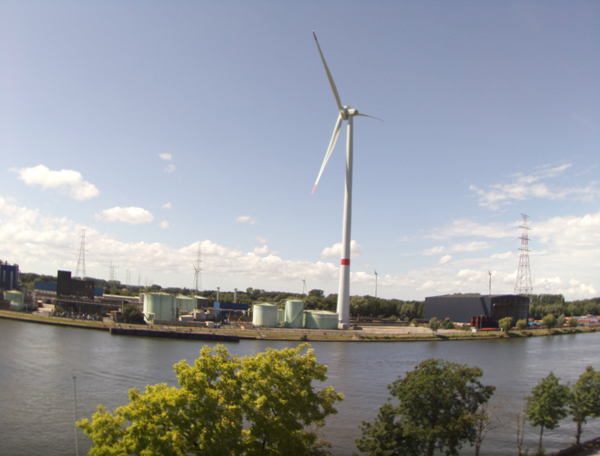 Une éolienne Luminus chez Algist Bruggeman, en bordure du canal à Gand, produit ses premiers kWh d’énergie verte