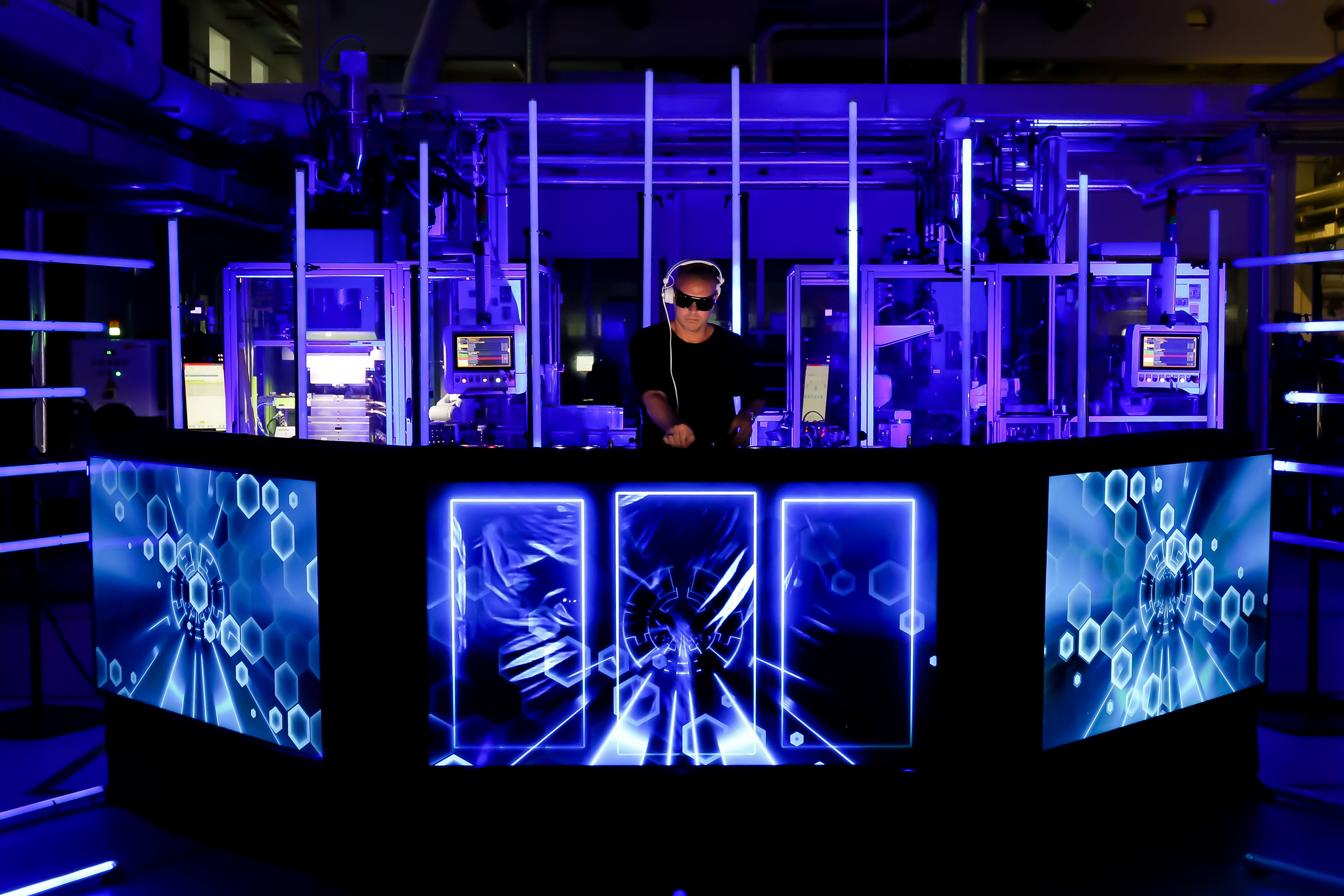 MOGUAI performing from the Sennheiser factory floor ​ (Photo credit: Thomas Holz)