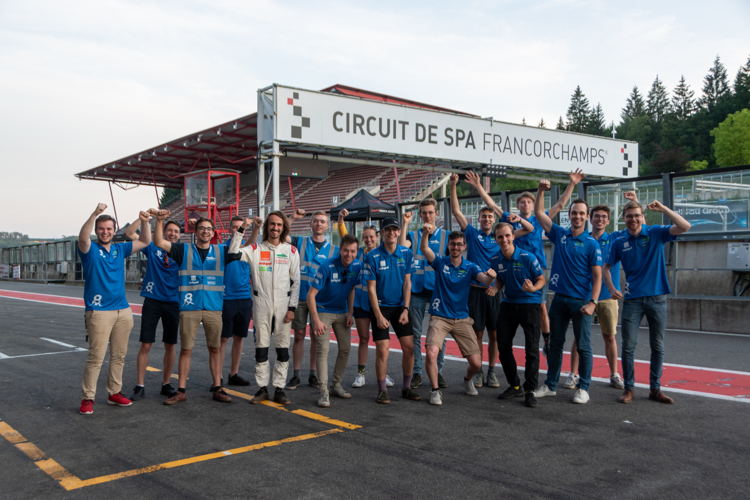 Teamfoto aan het circuit.