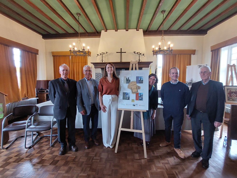 Vlnr: Alex Maenhaut (medeauteur), Jos Van den Berghe, (Cultuursmakers Lievegem), gedeputeerde An Vervliet, Griet Janssens (directeur Cultuursmakers), Jeroen Van Acker (Schepen Zomergem), Jozef Van de Veire (auteur origineel wandelboekje ‘Primus Steyaertpad’ &  medeauteur erfgoedsprokkel)