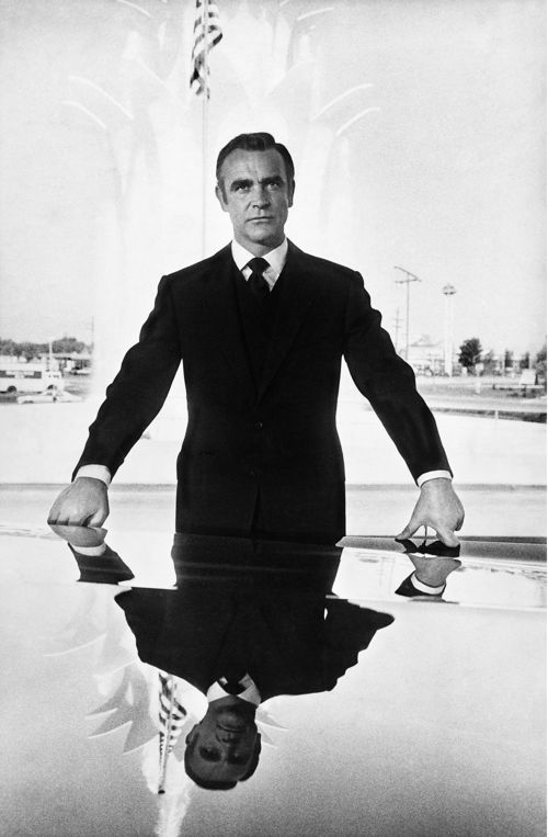 El actor escoces Sean Connery como James Bond en Diamonds Are Forever (Los diamantes son eternos), en Las Vegas en 1971, presente en la portada de la publicación All About Bond de 2012
 © Iconic Images / Terry O'Neill