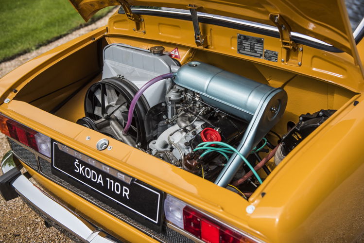 A four-cylinder engine with 1.1-litre capacity and an
output of 38 kW (52 hp) accelerated the 880-kilogram
ŠKODA 110 R up to 145 km/h. The majority of the
57,085 units of the 2+2-seater were exported.