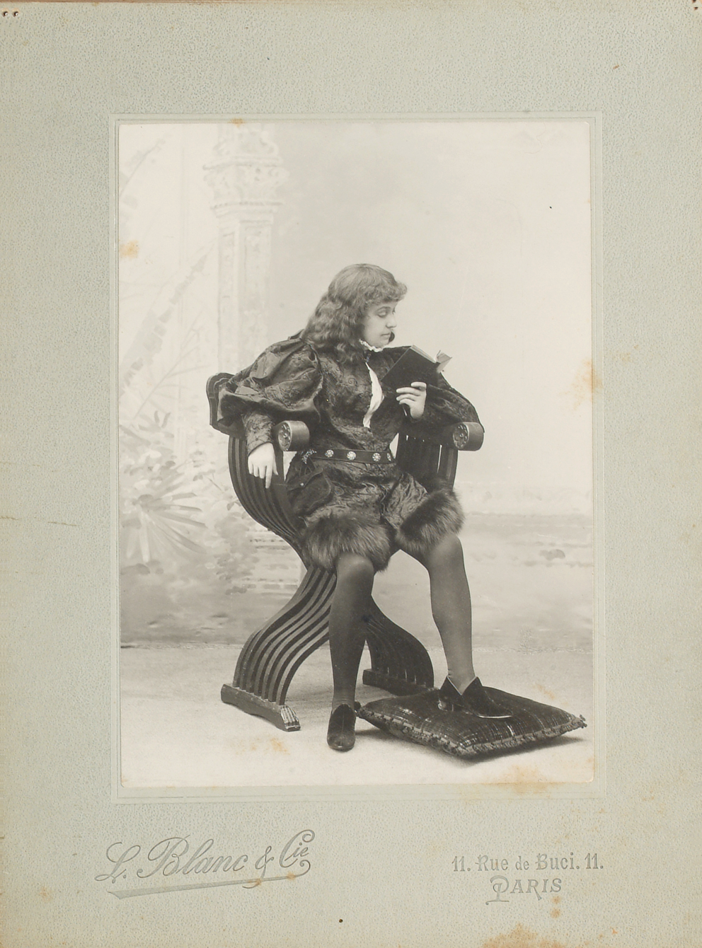 Markiezin Arconati Visconti als page zittend, ca. 1880, collectie KvG.jpg