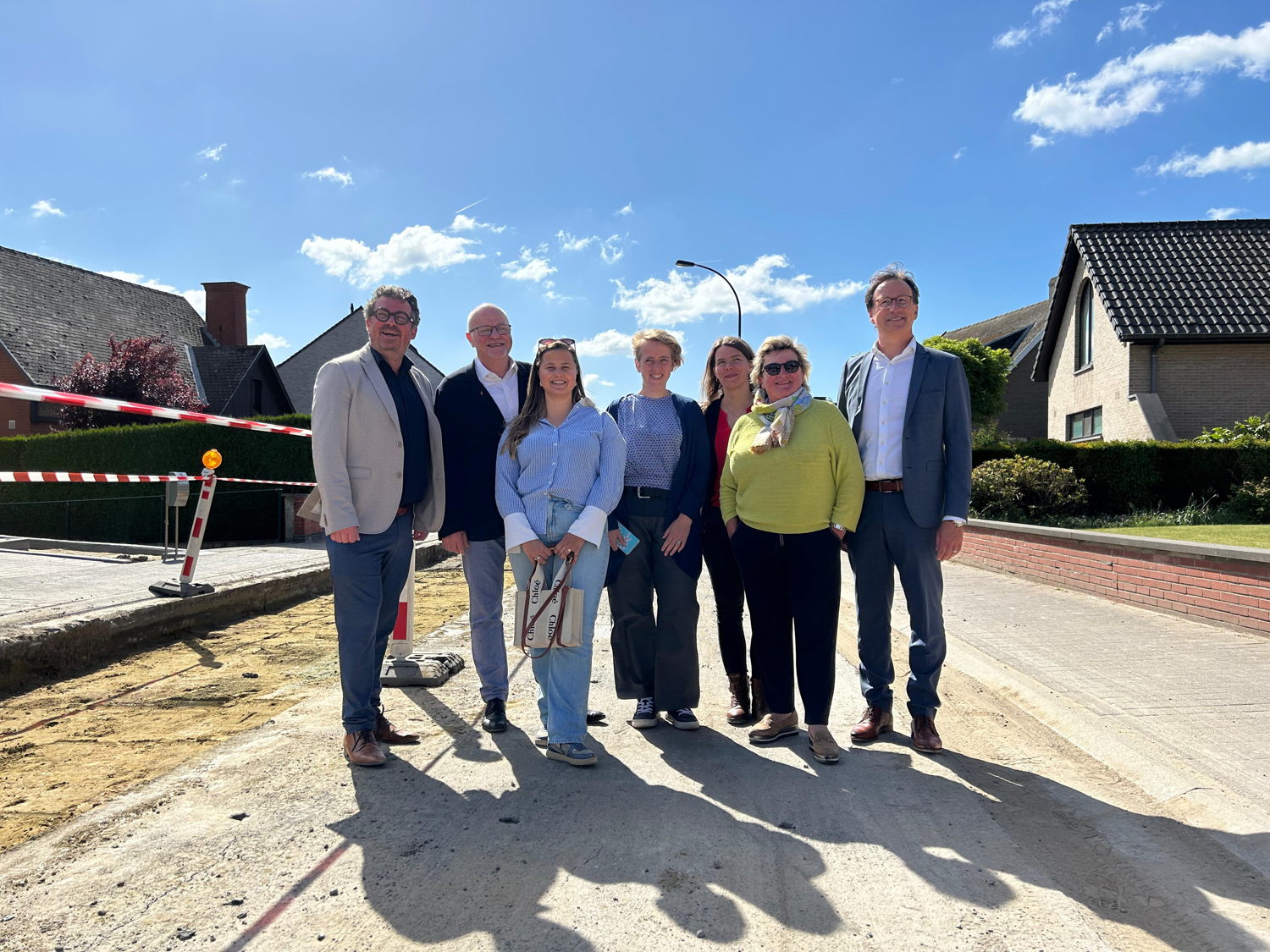 vlnr schepen van Mobiliteit Filip Michiels, gedeputeerde Kurt Moens, schepen Louise Van Hoorde, schepen Mia Waterloos, schepen Tania Vispoel, gemeenteraadslid Carine Schamp, burgemeester Orville Cottenie