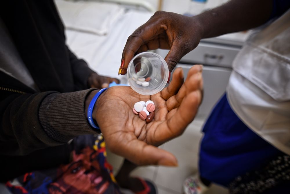 TB patient in Makeni government hospital taking his dose of treatment.
Photography : Mohammed Sanabani/MSF 