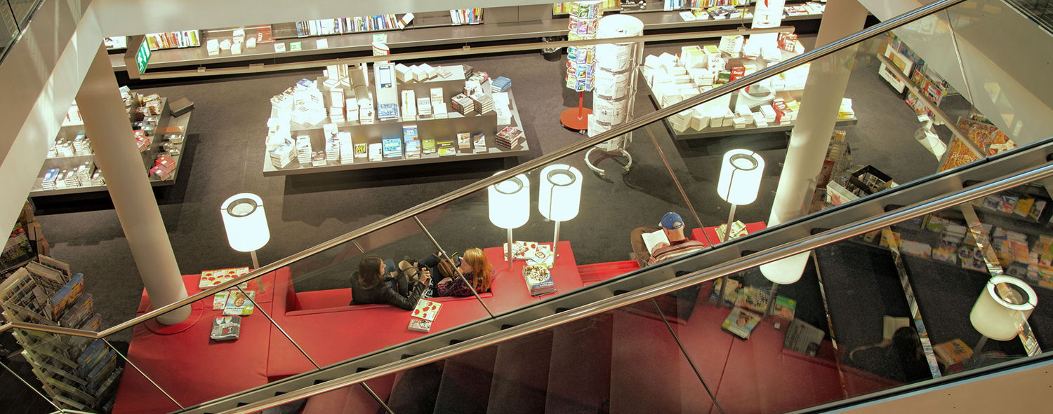 In deutschlandweit über 100 Filialen setzt das Münchner Buchhandelsunternehmen für seine Kunden auf die beste Auswahl und beste Beratung bei angenehmer Leseatmosphäre. 