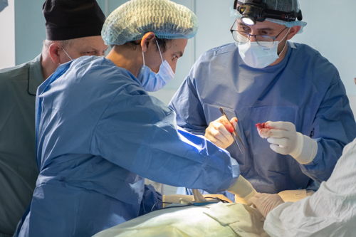 MSF team in Kostiantynivka operating on a 34-year-old woman who sustained injury in a shelling in Toretsk, Ukraine. Copyright: Linda Nyholm/MSF