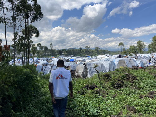 MSF staff entering Rusayo site, where over 100,000 displaced persons live in dire conditions for several months, lacking shelter, food, water and sanitation, and protection. Copyright - MSF/Michael Neuman