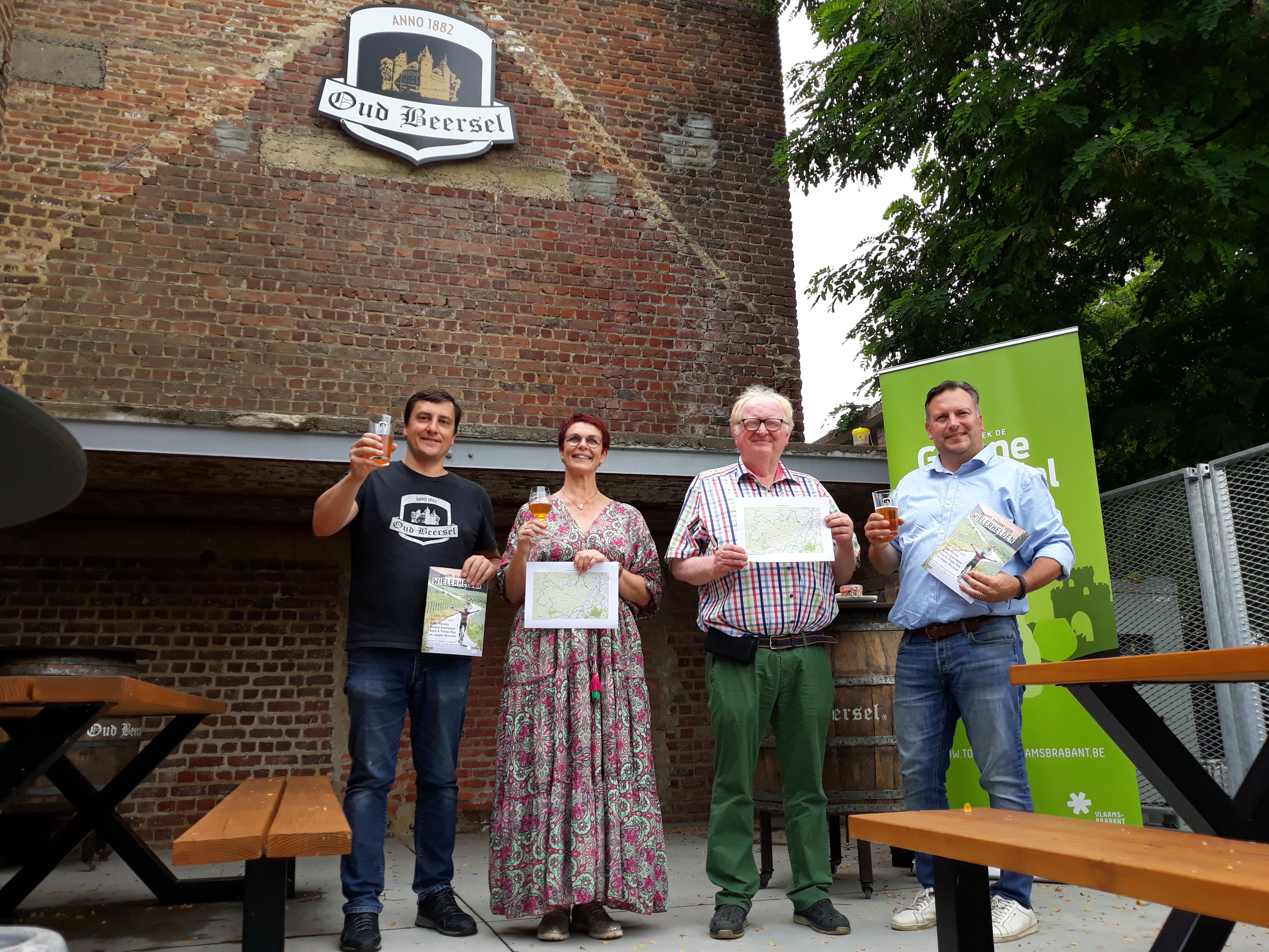 Gedeputeerde Coppens, burgemeester Vandaele, schepen Vanhaverbeke en Gert van brouwerij Oud Beersel lanceerden de nieuwe Geuze Gravelroute