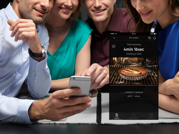 Garder un œil sur les aliments grâce à une application pour smartphone avec le four connecté AEG CookView.