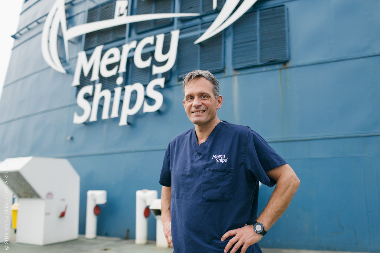 Professor Hoffmann an Deck der Africa Mercy. © Mercy Ships