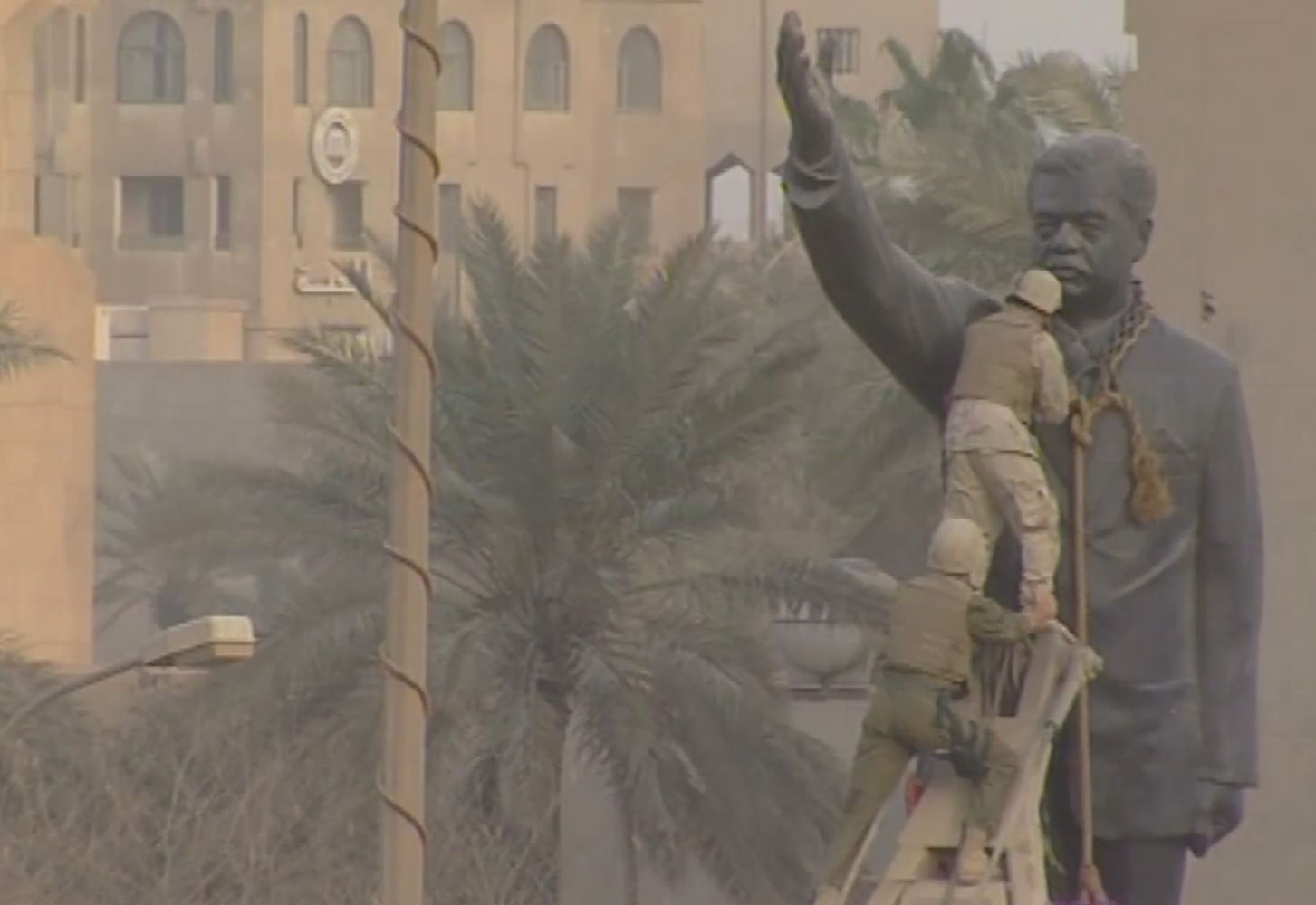Standbeeld Saddam Hoessein wordt neergehaald - archiefbeeld