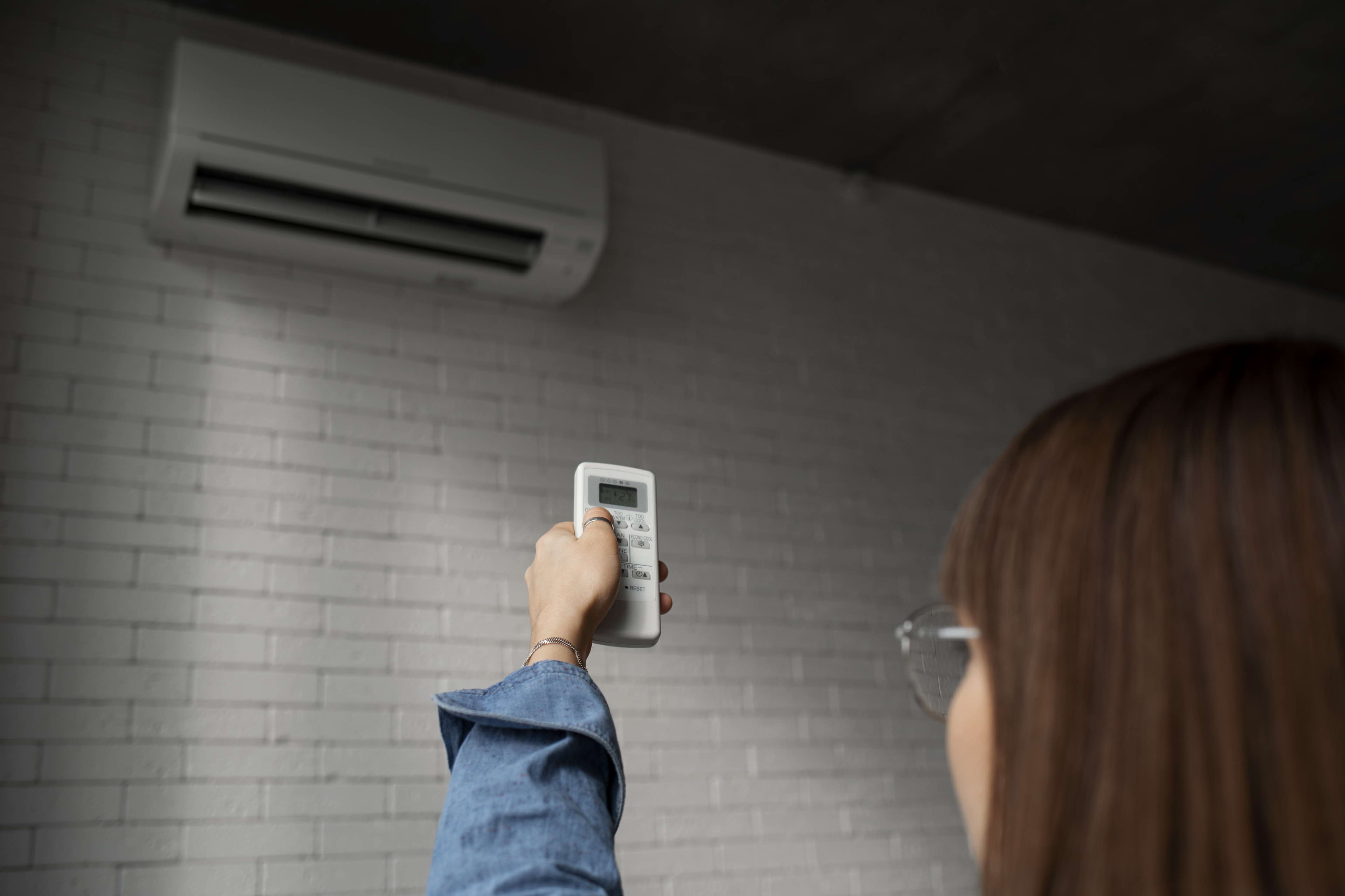 Warme dagen stuwen Vlaamse vraag naar airco en zonnepanelen, Walen pakken vocht en veroudering aan