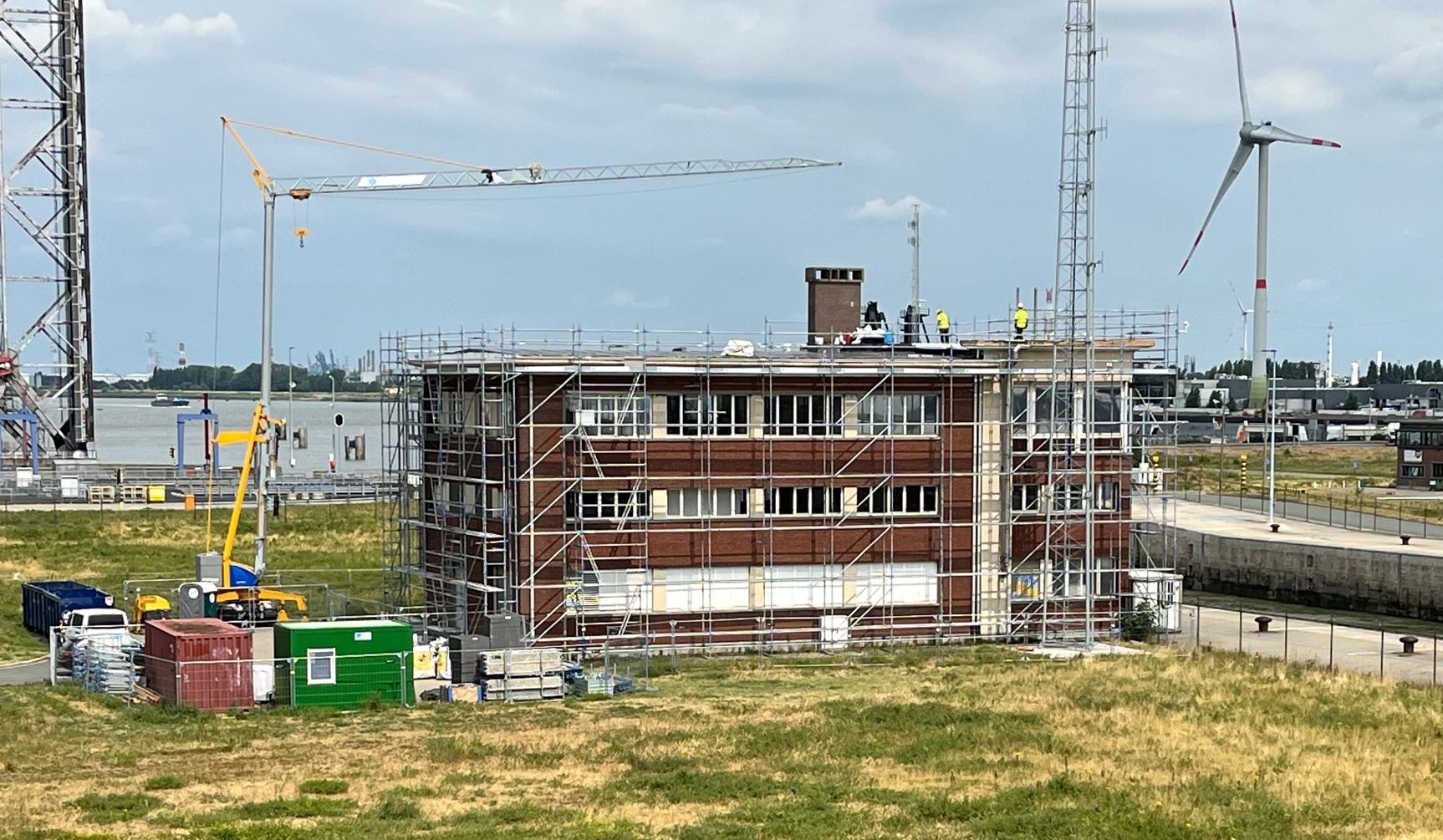 De voorbereidingen voor de groendaken op de dienstgebouwen aan de Van Cauwelaertsluis zijn reeds bezig ©Port of Antwerp-Bruges De voorbereidingen voor de groendaken op de dienstgebouwen aan de Van Cauwelaertsluis zijn reeds bezig ©Port of Antwerp-Bruges