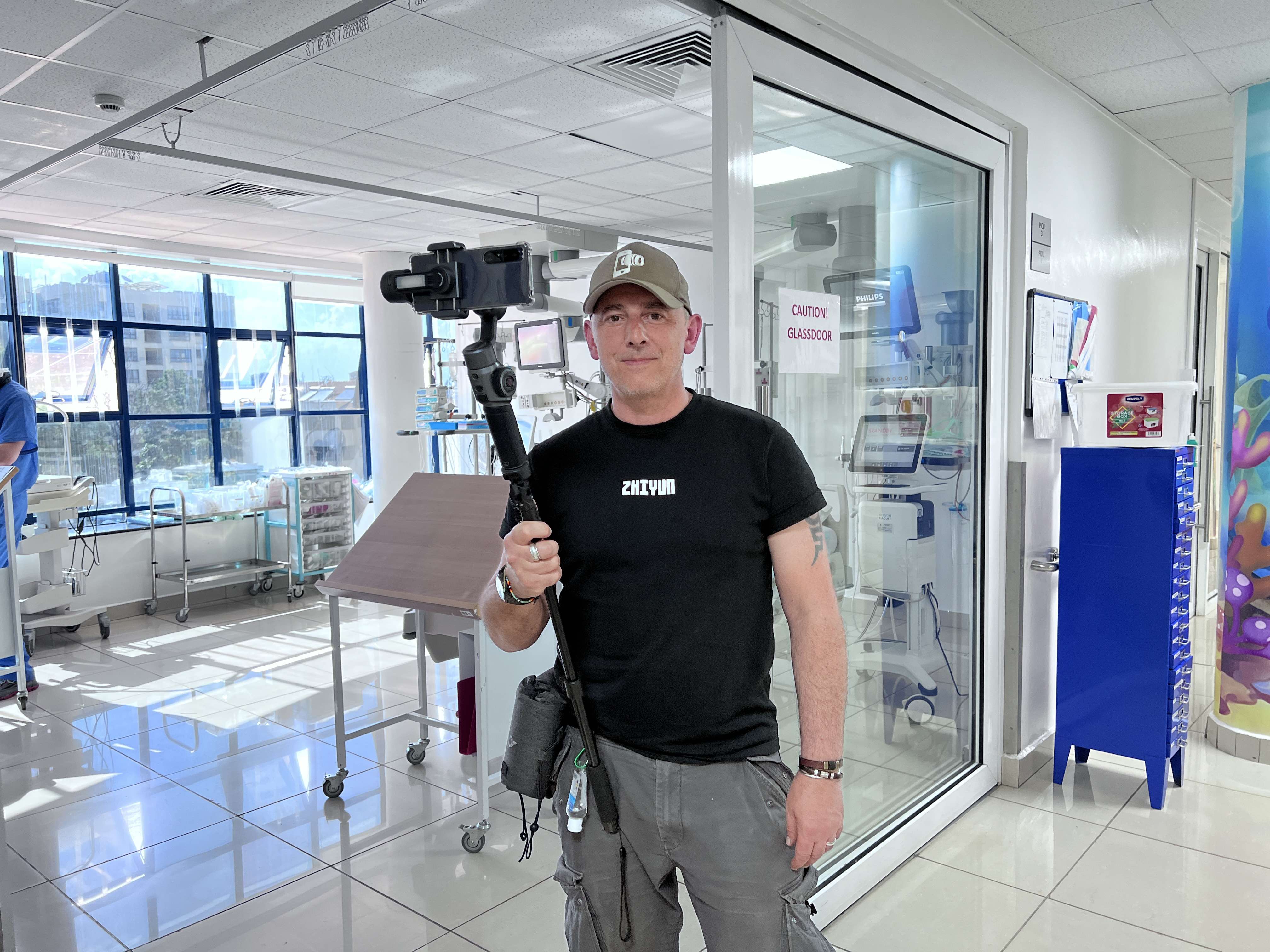 Mobile cinematographer and filmmaker Cassius Rayner's minimalist yet professional setup demonstrates how modern creators are achieving broadcast-quality results with compact equipment