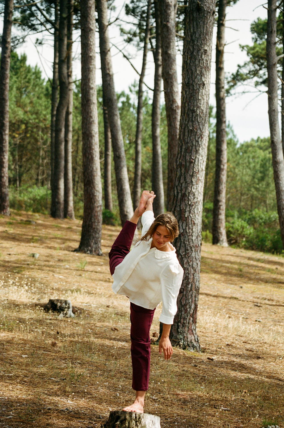 Mardi Editions_Blouse Eleonore Soie Blanc (175€) et Pantalon Eli Coton Bordeaux (165€)