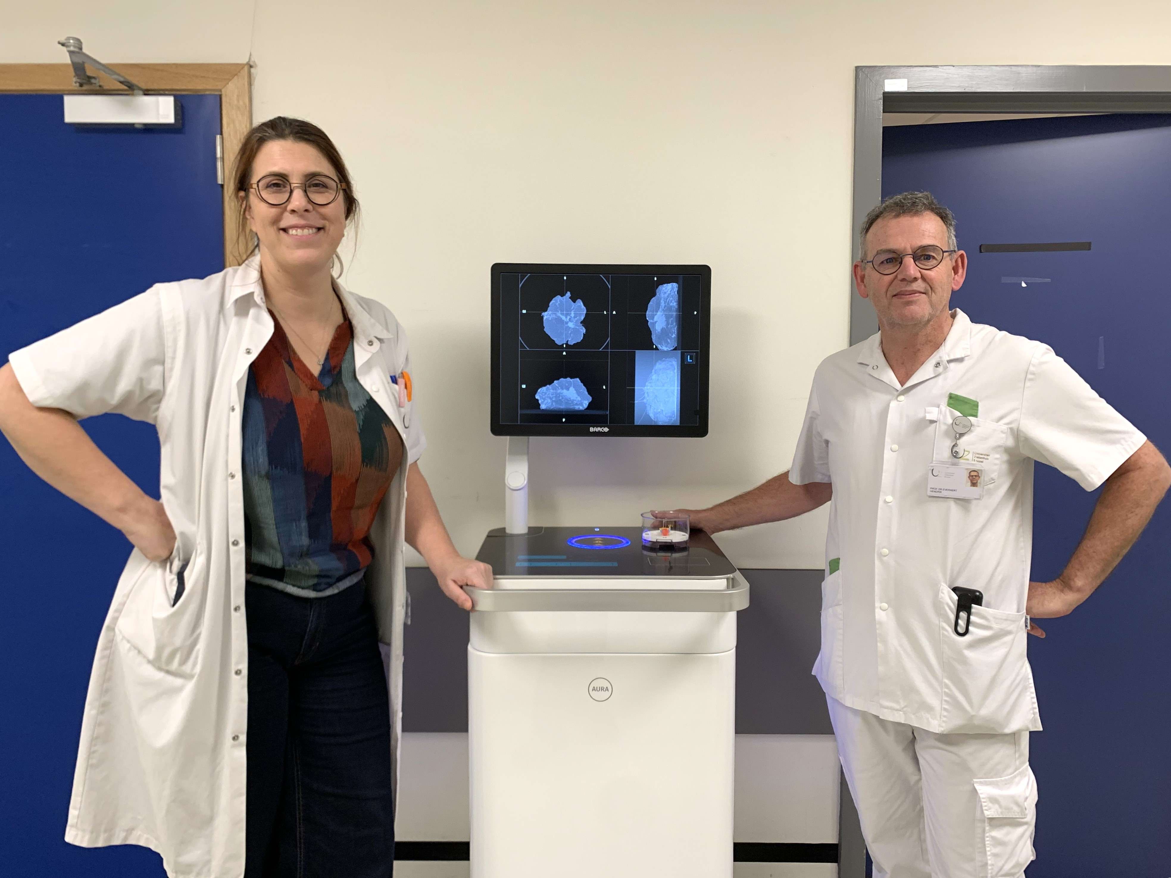 Prof. Marian Vanhoeij (coördinator van de Borstkliniek) en prof. Hendrik Everaert (Afdelingshoofd dienst Nucleaire Geneeskunde) Prof. Marian Vanhoeij (coördinator van de Borstkliniek) en prof. Hendrik Everaert (Afdelingshoofd dienst Nucleaire Geneeskunde)