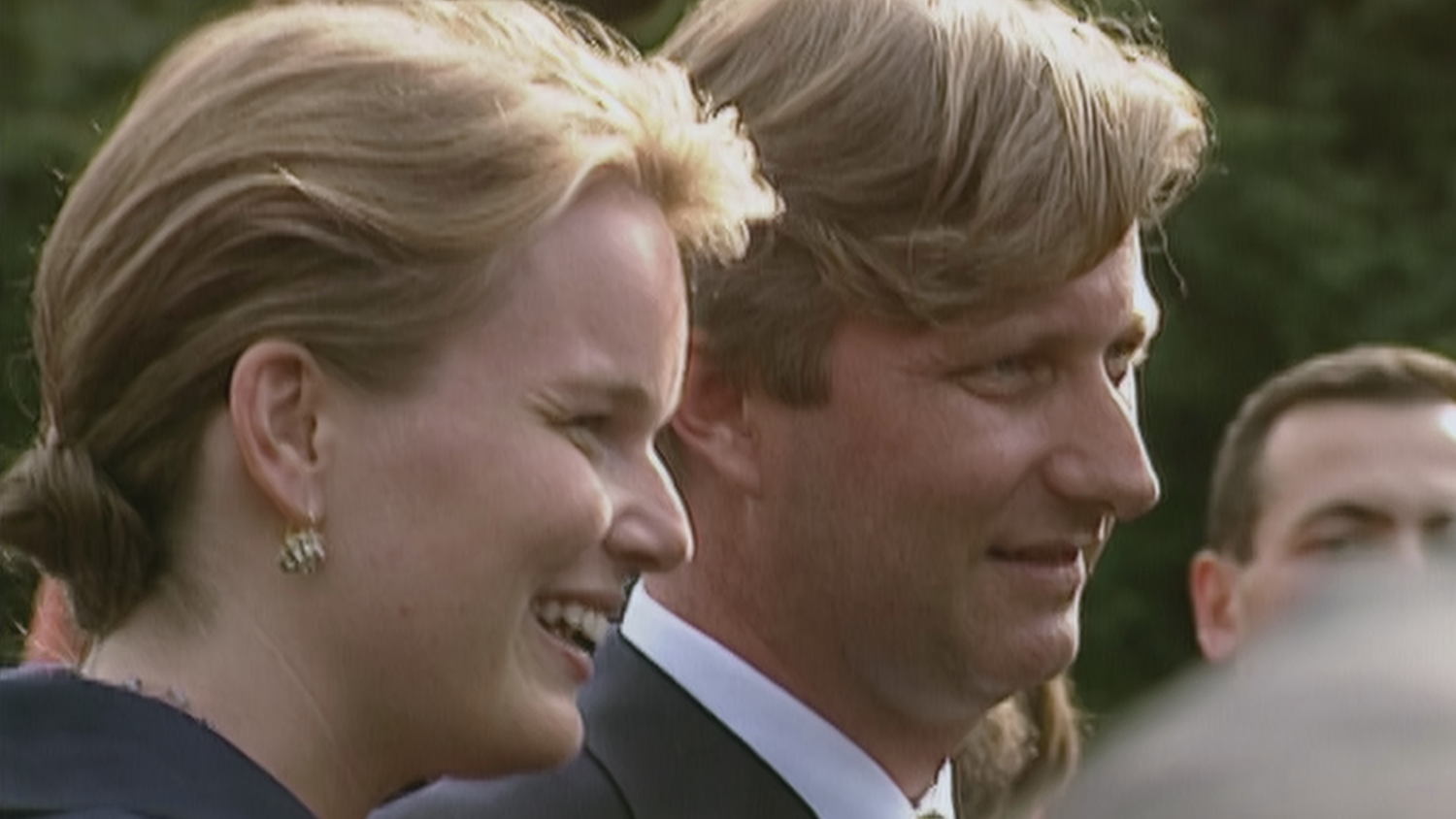 Filip stelt Mathilde voor in de tuin van Laken (c) VRT