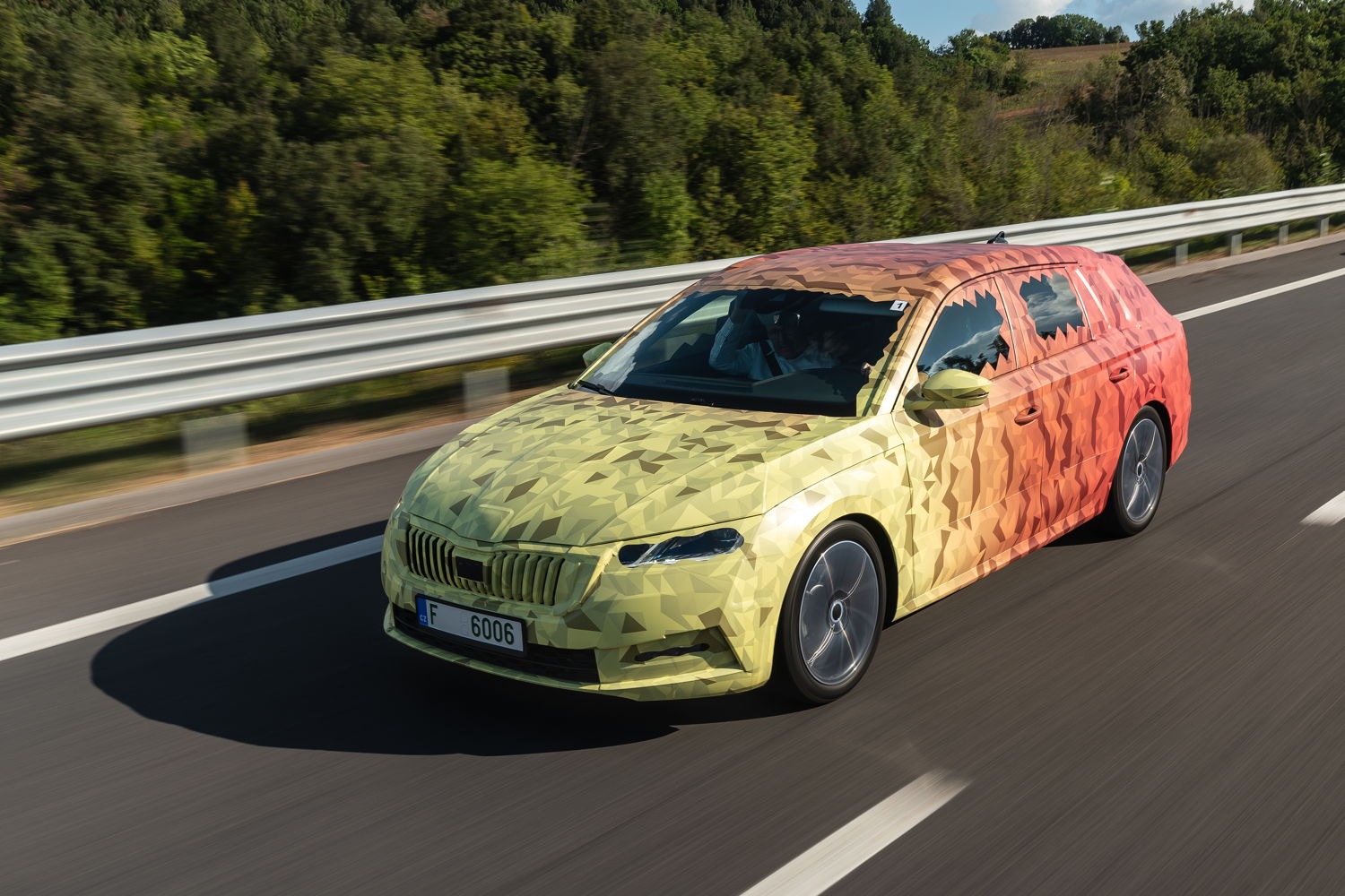 In 2019, shortly before its world premiere, the fourthgeneration ŠKODA OCTAVIA could be spotted on the
streets of Prague and Mladá Boleslav in a special
bicolour camo wrap in yellow and orange, for a game of
“Catch me if you can” with ŠKODA fans.