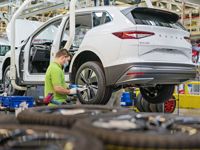 At its headquarters in Mladá Boleslav, ŠKODA has invested 32 million euros in the conversion work required to enable both MEB and MQB models to be produced on the same line. In future, the brand will be manufacturing up to 350 units of the ENYAQ iV here every day in a fully flexible manner alongside the OCTAVIA and KAROQ series.