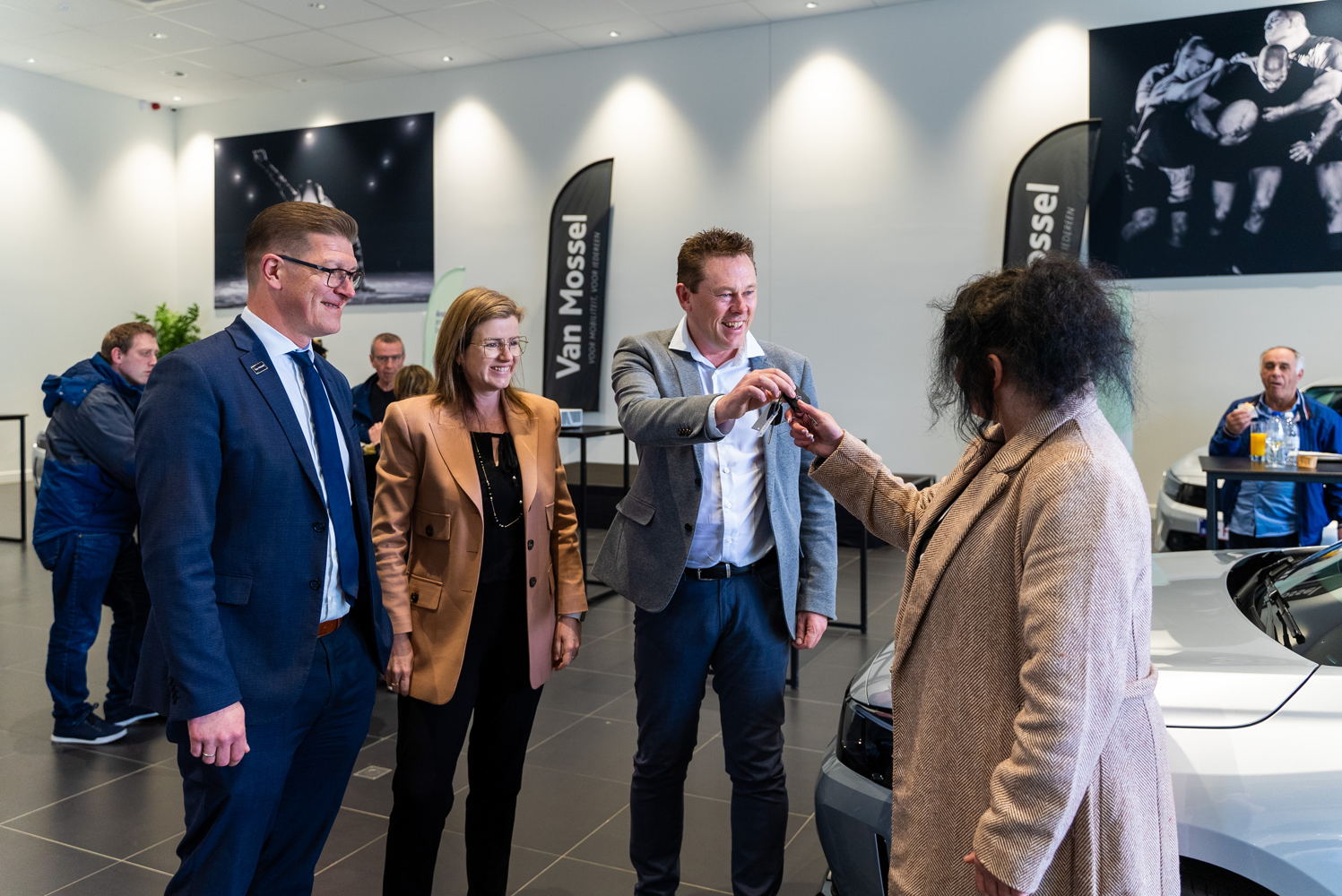v.l.n.r.: Koen Claesen - CEO Van Mossel Automotive Group Belux, Elly Huysmans - Oprichtster en Bestuurder Glowi, Jo Mellemans - Bestuursvoorzitter en Oprichter Glowi