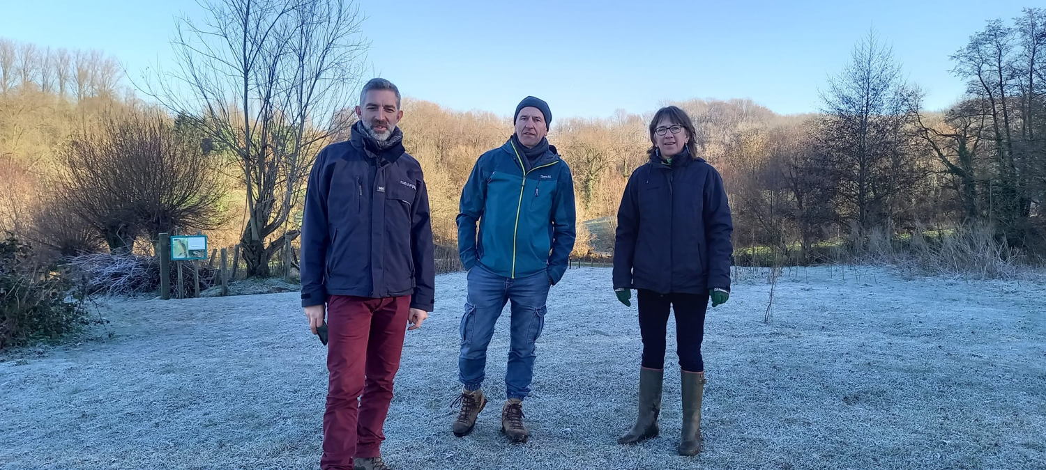 Gedeputeerde Riet Gillis met Filip Hebbrecht en Jos Gyssels, voorzitter van natuurpunt kern rondom 't Burreken
