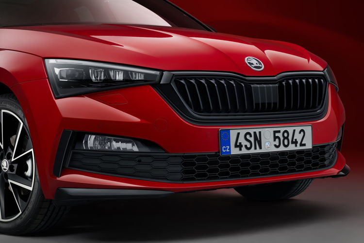 Numerous black elements lend the dynamic ŠKODA SCALA MONTE CARLO an even sportier presence. The frame of the distinctive ŠKODA grille flanked by full-LED headlights is finished in glossy black, and parts of the redesigned front apron also come in black.