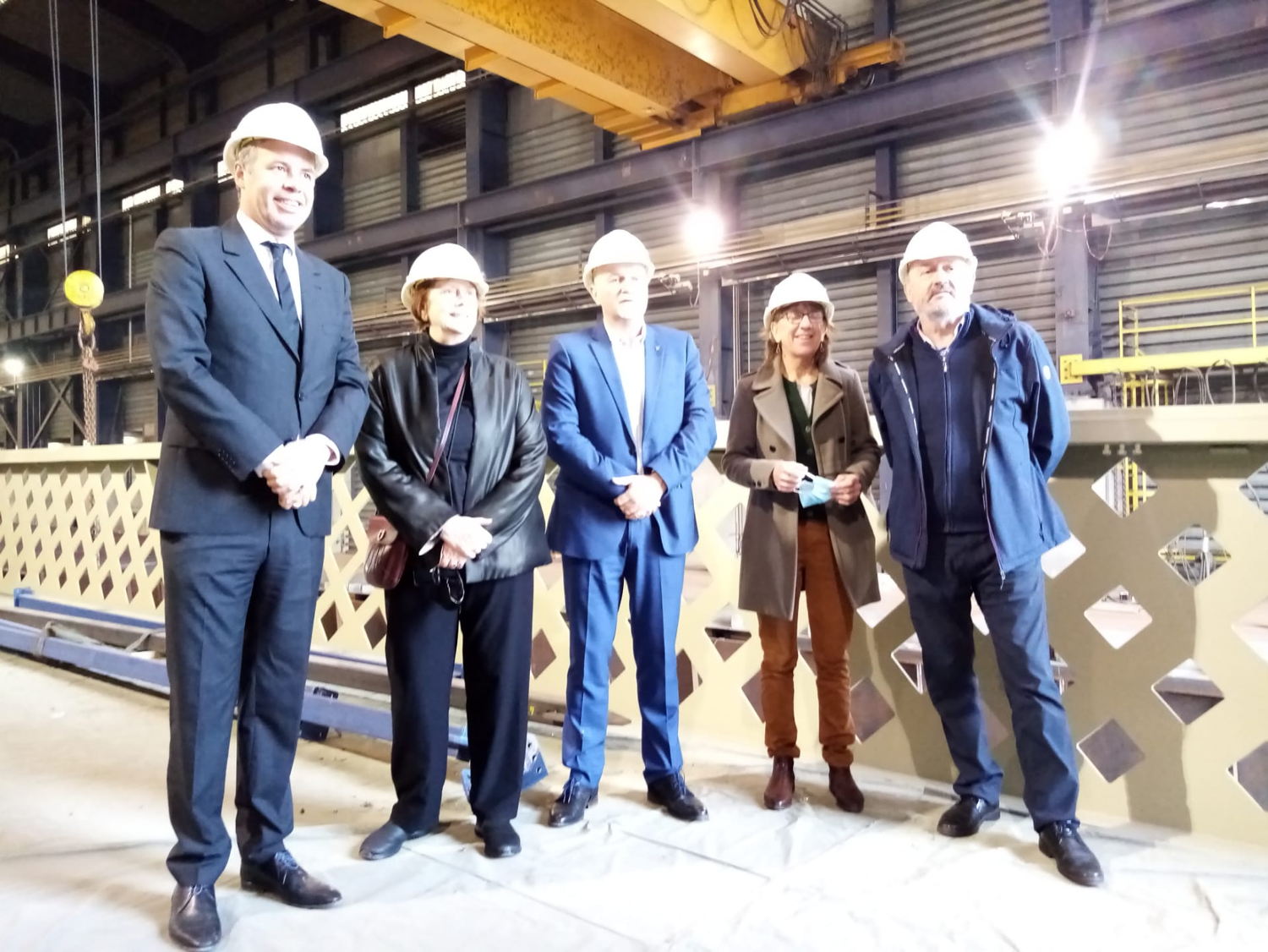 Burgemeester Jan Vermeulen, Anne Bovyn (weduwe Jacques Rogge), gedeputeerden Kurt Moens en Riet Gillis en Werner Van den Stockt van EFRO