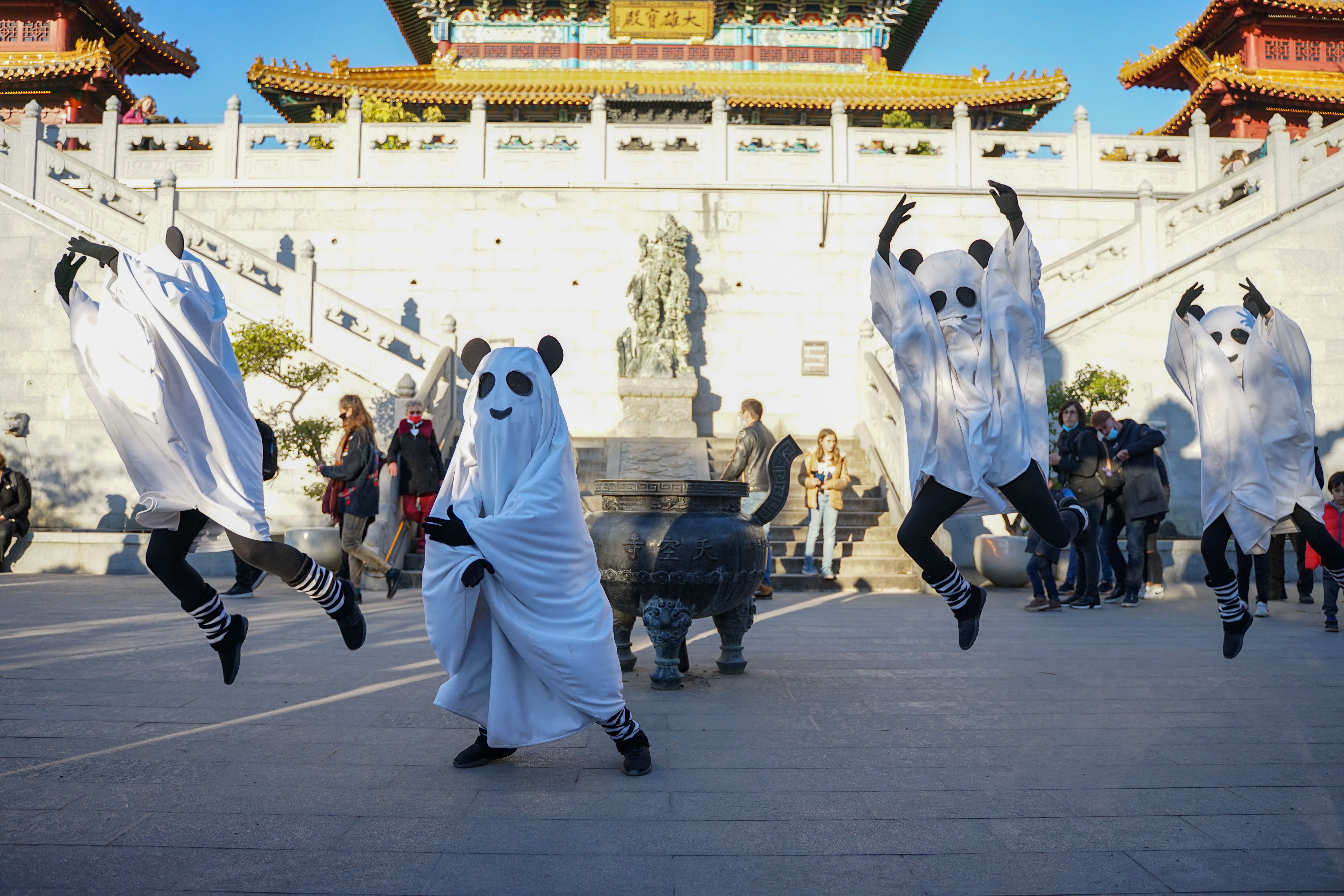 Anyone visiting before November 3rd will not only get to admire five giant pandas but also several "Pandalloweens," a unique Halloween character exclusive to Pairi Daiza. These cute little ghosts (yes, in white sheets) have black panda eyes and ears. They dance and perform tricks on their unicycles throughout the park.