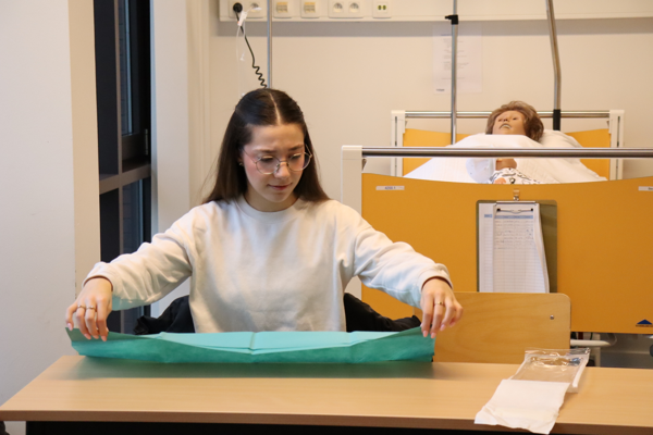 Brusselse scholieren ontdekken zorgopleidingen in gezondheidscentrum Terranova