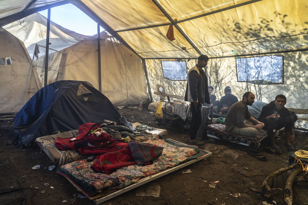Entre 800 y 1.000 personas viven en condiciones deplorables en el campo de Vucjak. © Anna Pantelia/MSF