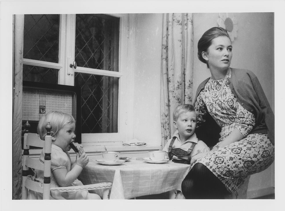 La princesse Paola et ses enfants, 1963 (c) Odette Dereze / GermaineImage / akg-images
