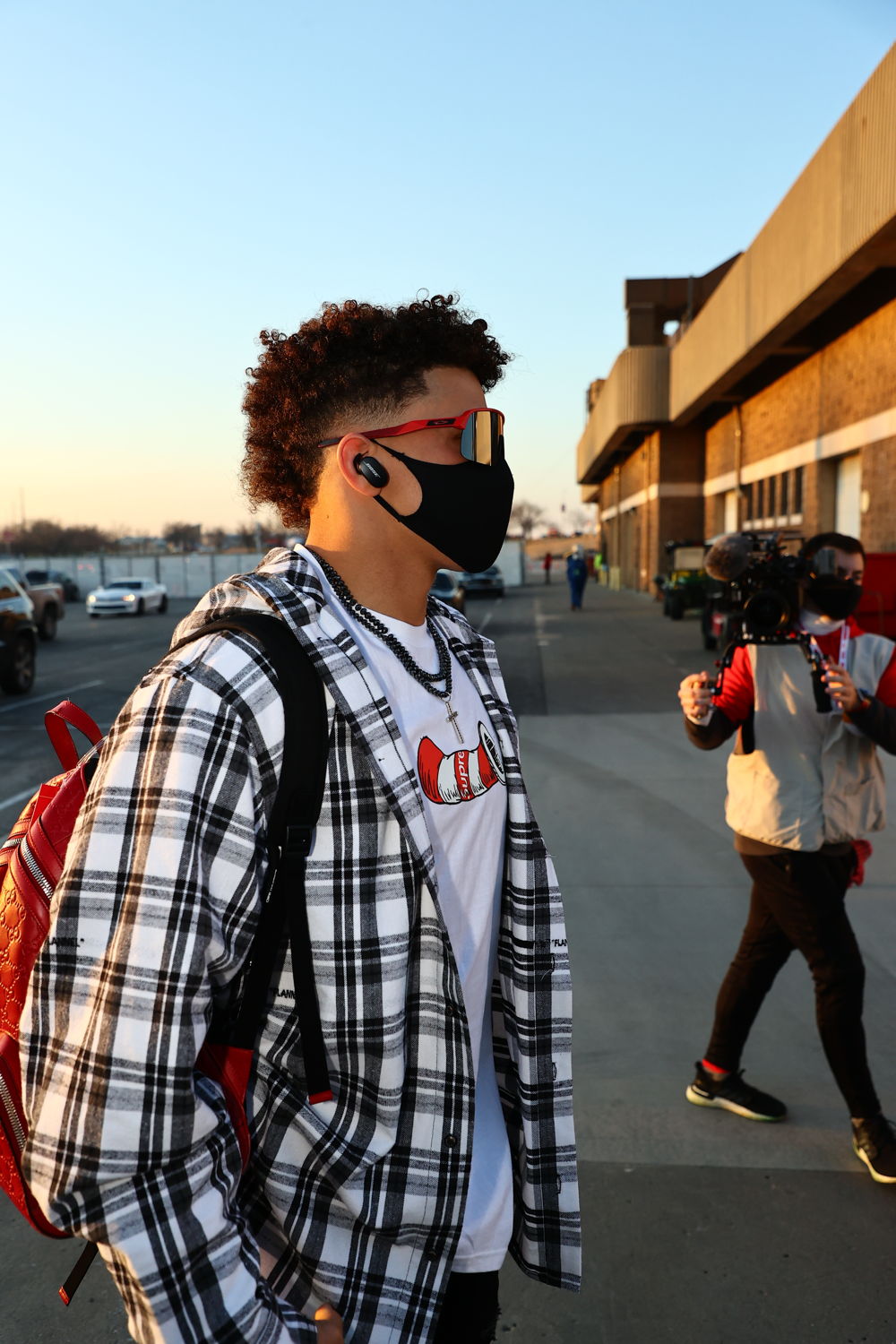 OAKLEY PATRICK MAHOMES II SIGNATURE SERIES - LIFESTYLE IMAGE (2)