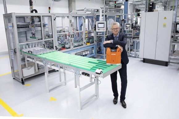 "STIHL noteerde in 2018 een lichte stijging van de verkoopcijfers “, zo verklaarde directievoorzitter Bertram Kandziora op de persconferentie. Ook accuproducten hebben daarin een belangrijk aandeel gehad. Met een eigen accuproductielijn zet STIHL de accustrategie consequent verder.