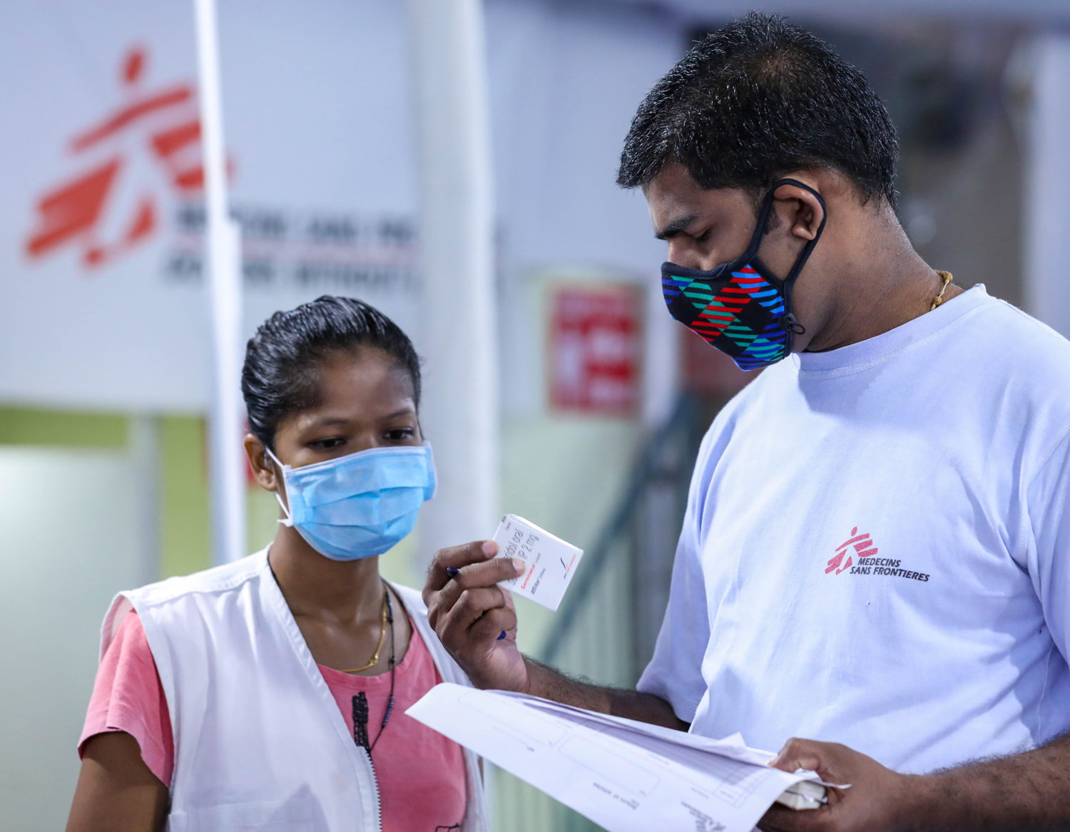Ahead of the facility being formally open to patients, Nursing Activity Manager, Jomy Chako, explained care protocols to nursing staff. Taken 16 June in Patna, Bihar, India, credit Garvit Nangia/MSF