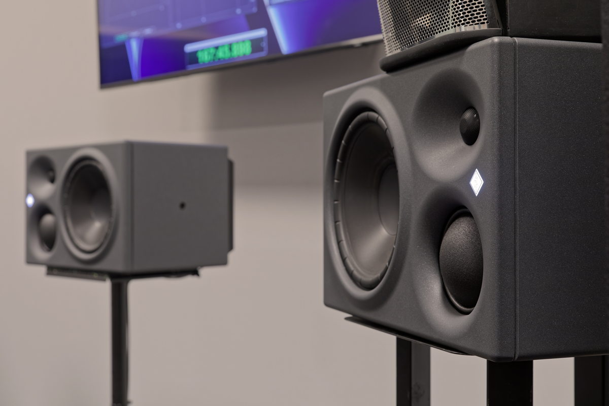 Elf KH 310 A Referenz-Abhörmonitore von Neumann sind Teil des 3D-Audio Setups.