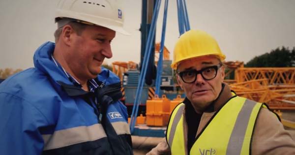 Marcel test een liftkabel (c) VRT