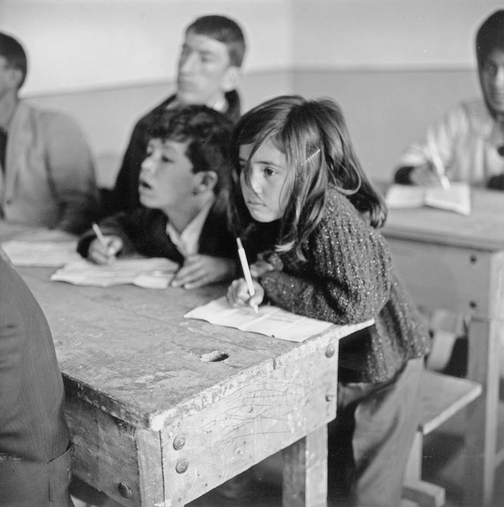 AKG298995 Enfants pendant une leçon dans une école de musique afghane en 1963 (c) Paul Almasy / akg-images