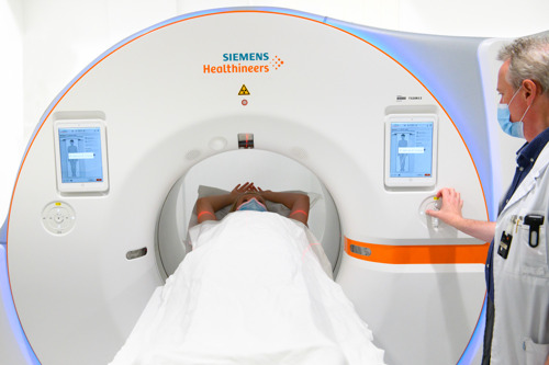 PERSUITNODIGING: UZ Leuven neemt als eerste ziekenhuis in België fotonen tellende CT-scanner in gebruik
