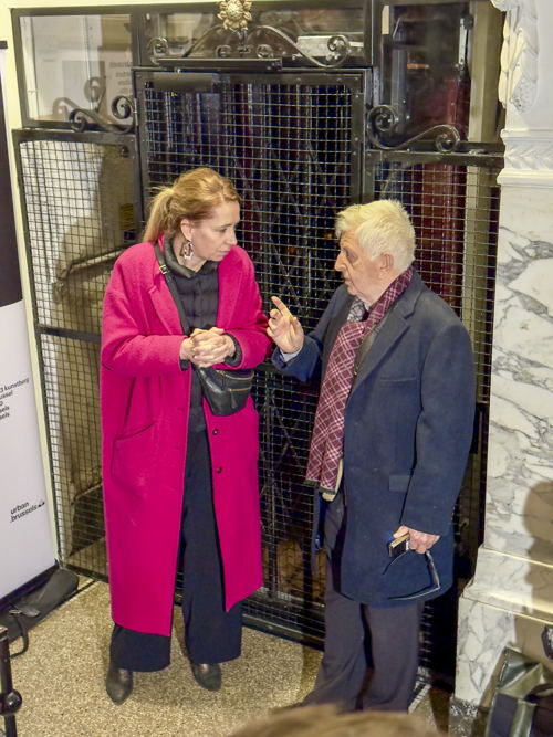 Brussels staatssecretaris voor Stedenbouw en Erfgoed Ans Persoons bezocht vandaag een gemoderniseerde historische lift die als inspiratie kan dienen voor andere Brusselse liften.