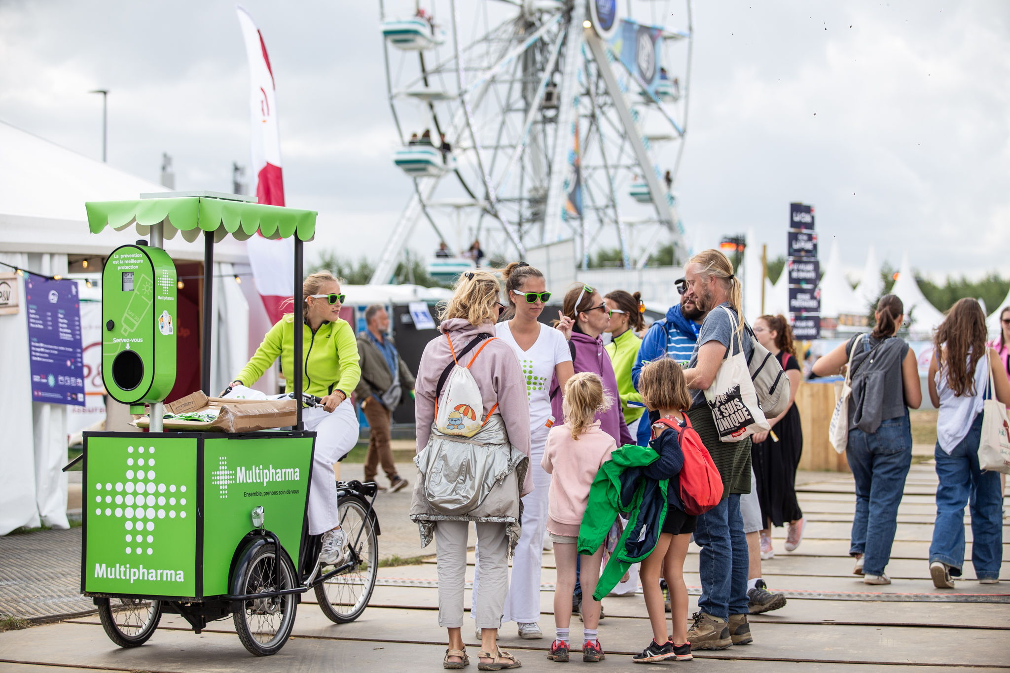 Multipharma protège les festivaliers des Solidarités contre le soleil