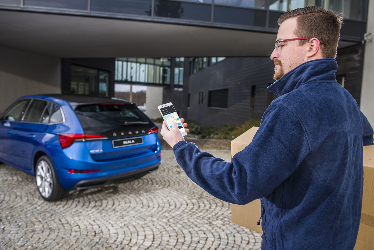 Together with Czech online retailers Alza.cz and Rohlik.cz,
ŠKODA AUTO DigiLab is testing an innovative, convenient
and safe method of parcel delivery as part of a pilot project.