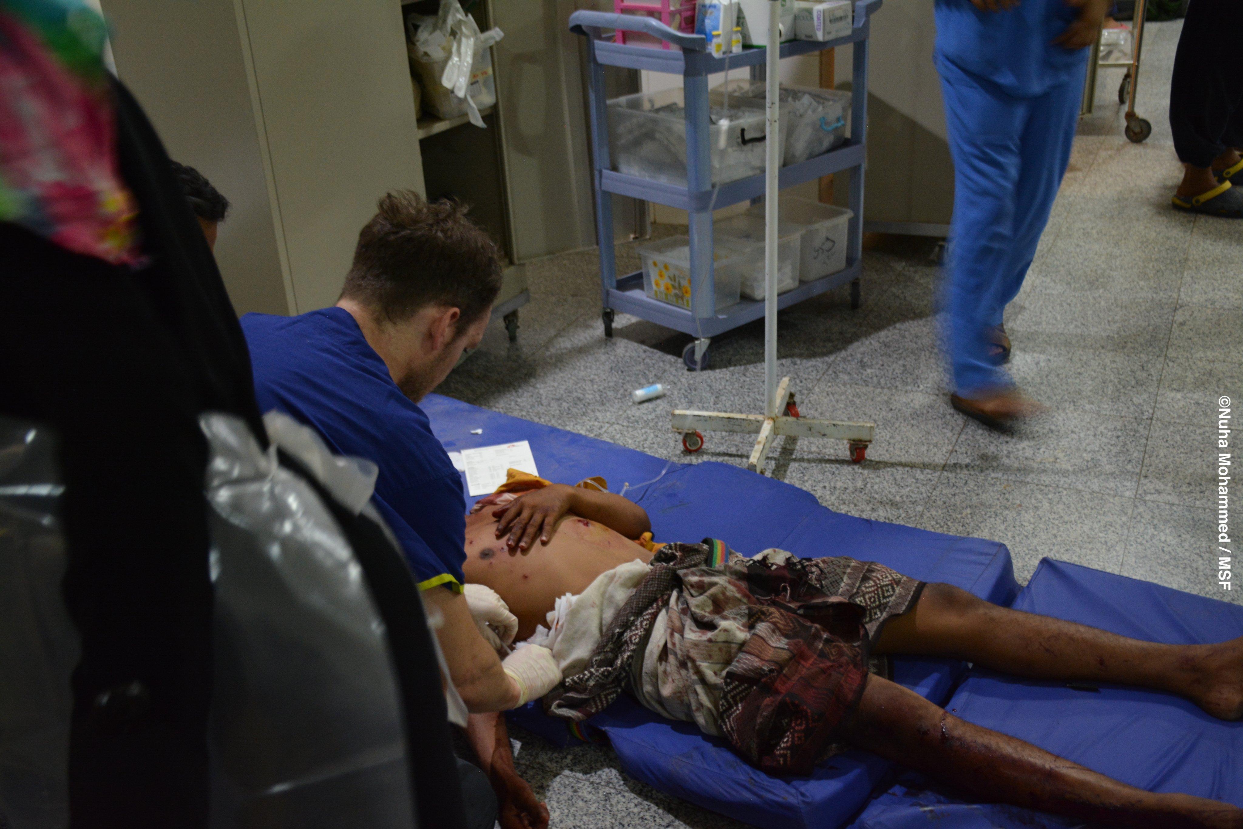 Un médico atiende a un paciente en Adén, Yemen, 1 de agosto de 2019. © Nuha Mohammed.