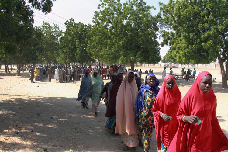Voedselbedeling in Maiduguri op 14 december. 500 families kregen voedsel voor twee weken (c) Malik Samuel/MSF