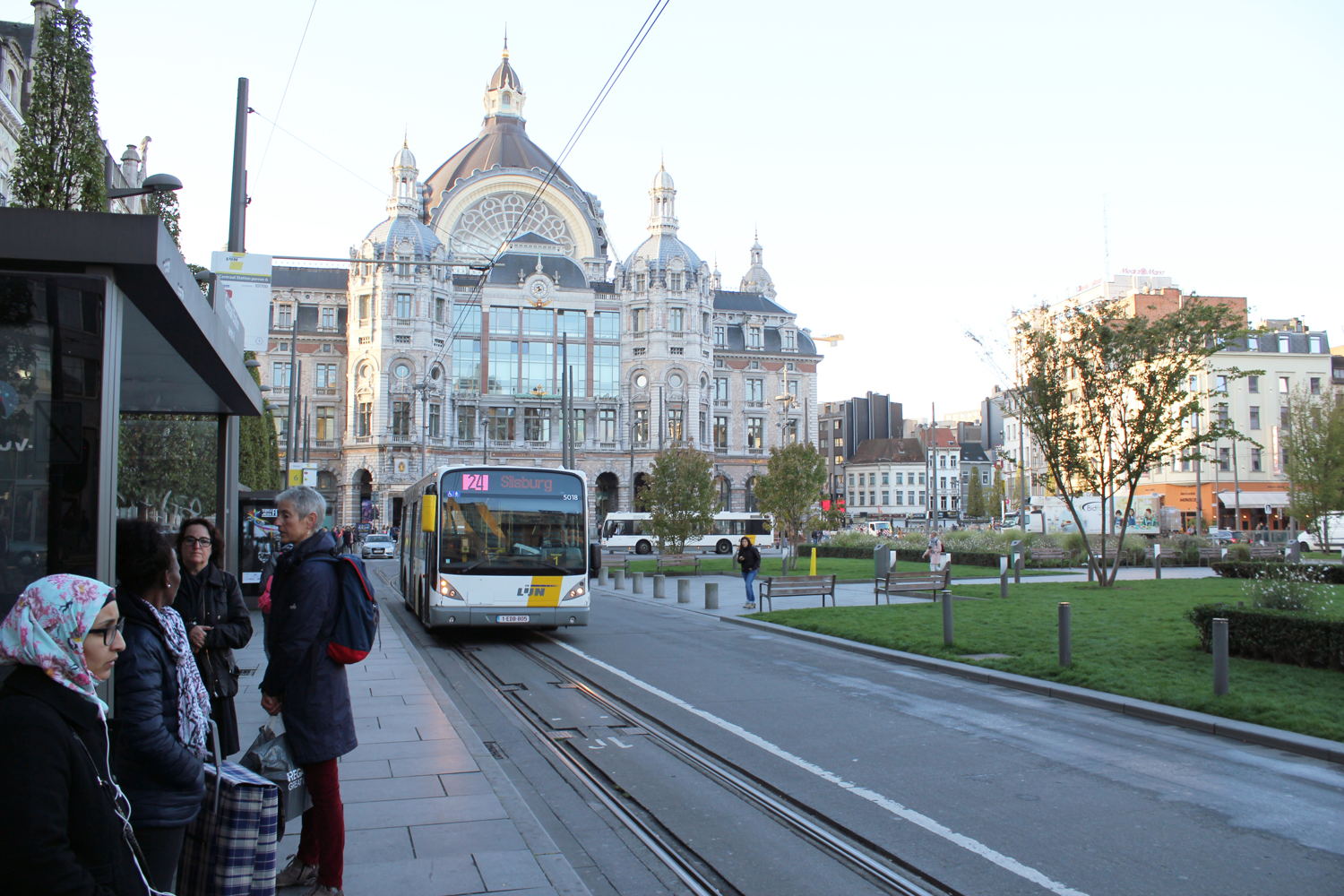 Trein, tram en bus combineerbaar met de City Pass. Hier: Antwerpen Centraal Station.
