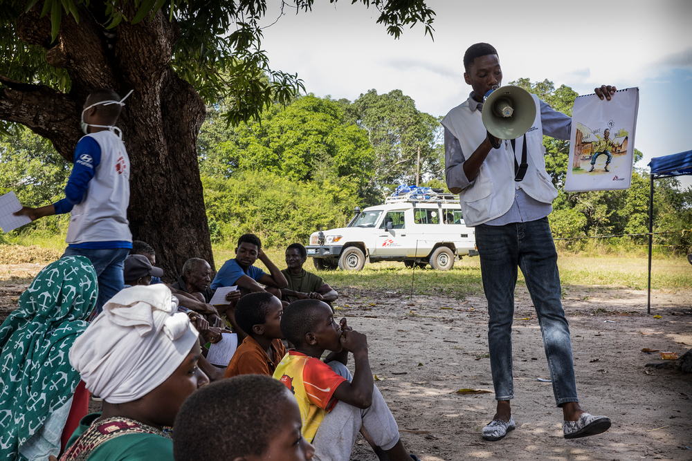 An MSF mental health promoter talks to a group of people in Mumo, a village in the district of Mocímboa da Praia, province of Cabo Delgado of northern Mozambique, about how to detect if somebody is suffering and in need of help. Photographer: Nuria Lopez Torres | Location: Mocímboa da Praia| Date: 02/06/2023